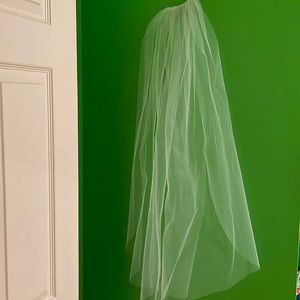 Lisa’s Bridal simple fingertip length veil